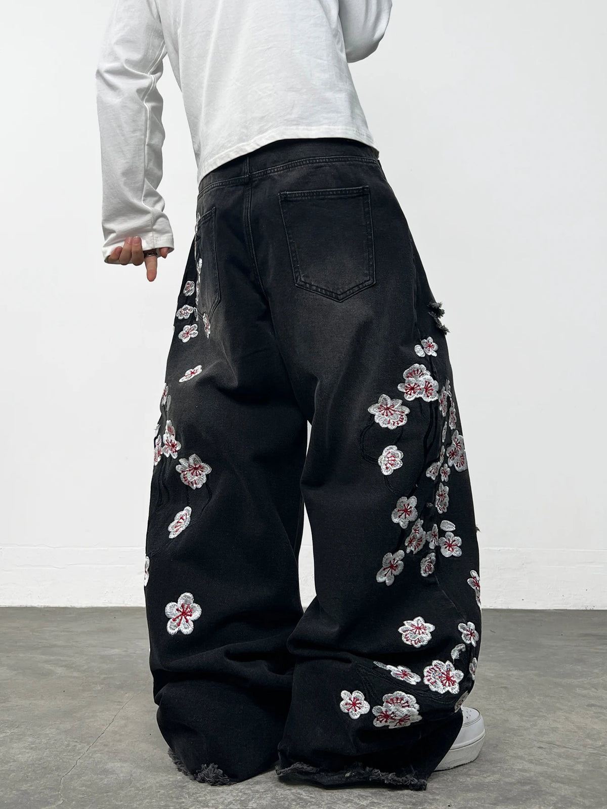 American Retro Floral Embroidery Ripped Design Black Men's Loose Jeans Washed Y2K Street Style Versatile Pants